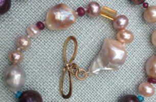 Rope of pastel-coloured freshwater cultured pearls, interspersed with citrine, ruby, apatite, garnet and zircon beads.
The clasp is of 9ct gold and the approximate  length is 103 cms.